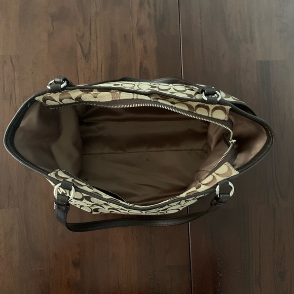 Coach Handbag. - Picture 5 of 9